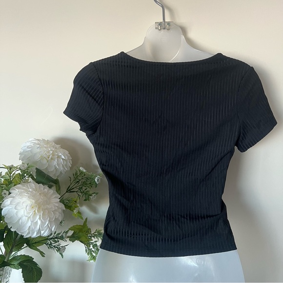 Super stretchy VS black silky ribbed button short sleeve crop top - Picture 4 of 9